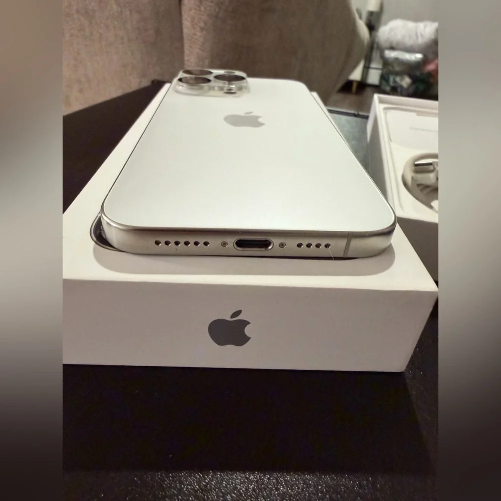 Apple iPhone 15 pro max with Accessories - White Titanium 256gb
